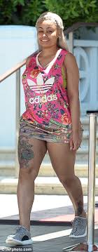 Blac chyna is a famous american model and music video artist. Pregnant Blac Chyna Flashes Her Lacy Green Bra While Out With Rob Kardashian Daily Mail Online