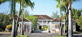 Sleek and idyllic space in the hotel, green is a cafe in the morning and a brasserie the rest of the day. Lux Saint Gilles La Reunion Mayotte Trauminsel Reisen