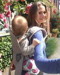 Die babybjörn wippe ist auch schon für die kleinsten geeignet. Endlich Eine Trage Mit Der Man Das Kind Ganz Leicht Auf Dem Rucken Tragen Kann Ganz Normale Mama