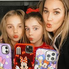 Melissa Katzer's Instagram, Twitter & Facebook