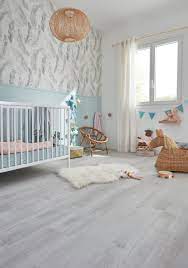 Dalle de sol aspect béton, pierre, métal, marbre. Un Joli Parquet Stratifie Blanc Ideal Pour Une Chambre D Enfant Pour Creer Une Atmosphere Cocoonin Idee Deco Chambre Parentale Parquet Chambre Chambre Enfant