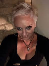 Who can style short hair well in Richmond, KY?