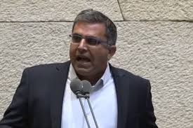אלי, (מאור לוי) גיבור הסדרה, ילד כריזמטי וחכם, רוצה לעזור לאבא שלו להיגמל מסמים (עמיר בניון) ולשם כך הוא חייב כסף. ×¦×¤×• ××•×¤×™×¨ ×¡×•×¤×¨ ×ž×ª×¤×•×¦×¥ ×¢×œ ×ž×™×§×™ ×œ×•×™ ×¡×¨×•×'×™×