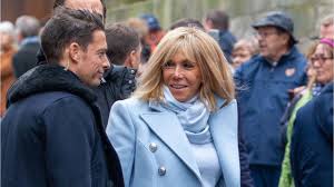 La taille et le poids 2021. Brigitte Macron A Honfleur Son Garde Du Corps Beau Gosse Qui La Fait Beaucoup Rire Femme Actuelle Le Mag
