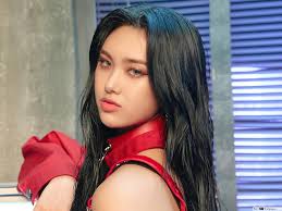 There are six members in the group: Aisha In La Di Da Mv Shoot 2020 Von Everglow K Pop Band Hd Hintergrundbilder Herunterladen