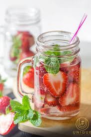 Fraise Basilic Ingredients 8 Fraises Quelques Feuilles De Basilic 1 Litre D Eau Preparat Detox Drinks Recipes Detox Water Recipes Vinegar Detox Drink