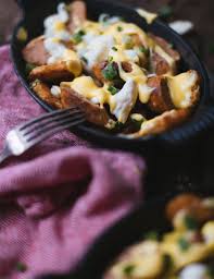 Casserole Poutine Dejeuner Avec Saucisses Tomates Et Basilic Le Coup De Grace Recipe Breakfast Brunch Recipes Poutine Recipes