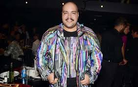 Tiago donato abravanel corte gomes (são paulo, 21 de outubro de 1987), é um ator, cantor, dublador, radialista, empresário e apresentador de televisão brasileiro. Tiago Abravanel Curte Espetaculo Na Companhia Da Mae Cintia Abravanel O Fuxico