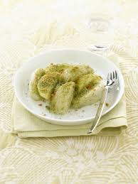 Pelare le patate e tagliarle a tocchetti, pulire i finocchi dalla parte esterna più dura e della parte tuffare le patate nella stessa acqua e lessarle per 5 minuti. Finocchi E Patate Al Peperoncino Sale Pepe