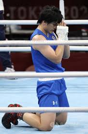 而在 古代奧運 中，拳擊運動就已經是比賽項目之一。 1896年， 第一屆夏季奧運 中，由於 希臘 王 喬治一世 認為拳擊太為 暴力 、危險而且不為 人道 ，因此不批准拳擊列入該屆的比賽項目之一。 1881年， 英國 業餘拳擊協會成立，拳擊開始傳到世界各地。 N5jdus1jbniw M