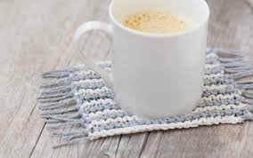 A cute cosy (mug hug) with a matching coaster (rug). Knit Mug Rugs Free Pattern Mama In A Stitch