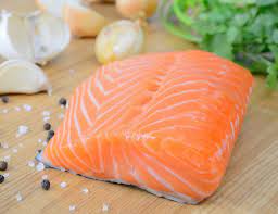 Prendere una noce di riso, compattarla e darle la forma di un cilindro appiattino sopra e sotto, Le 12 Proprieta Del Salmone Benefici E Controindicazioni