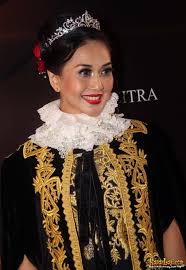 Model baju gamis polos lengan balon dan tambahan belt untuk tampil cool elegan Gaun Unik Dan Seksi Paramitha Rusady Di Acara Ffi Kapanlagi Com