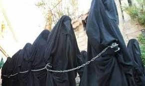 .أو مائتين من البعير، أو ثلاثمائة من البعير في يد رجل من رجال قريش أمر لا يساوي شيئًا، هكذا في منتهى البساطة تركوا دنيا واسعة عريضة؛ استجابة لكلمات معدودات طاهرات من فم. Ø¯Ø§Ø¹Ø´ ÙŠÙ‚ØªØ±ÙÙˆÙ† Ø£Ø´Ù†Ø¹ Ø§Ù„Ø§Ù†ØªÙ‡Ø§ÙƒØ§Øª Ø¨Ø­Ù‚ ÙØªÙŠØ§Øª Ù‚Ø§ØµØ±Ø§Øª ÙˆÙ†Ø³Ø§Ø¡ Ø·Ø§Ù‡Ø±Ø§Øª ÙˆÙŠØ¨Ø±Ø±ÙˆÙ†Ù‡Ø§ Ø¨Ø§Ø³Ù… Ø§Ù„Ø¥Ø³Ù„Ø§Ù… ÙˆÙƒØ§Ù„Ø© Ø£Ø®Ø¨Ø§Ø± Ù„ÙŠØ¨ÙŠØ§ 24