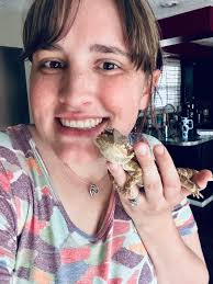 I love ❤️ to watch my momma sew but I get so tired. 🥱🐈