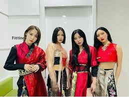 Hwasa (lead vocal, lead rapper). What Are Some Photos Of Mamamoo Members In Hanbok Quora