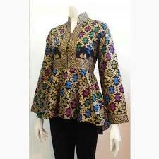Blazer atau outer ini bisa anda kenakan untuk tampilan formal maupun tampilan yang lebih santai. 40 Model Baju Batik Wanita Modern Terbaru