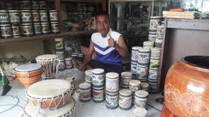 Yakni alat musik yang dimainkan dengan cara dipukul atau ditepuk. Alat Musik Perkusi Dari Bahan Limbah Asal Sumedang Ini Banyak Diminati Pecinta Musik Di Bali Tribun Jabar
