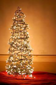20 Alternativas Como A Rbol De Navidad Tomato Cage Christmas Tree Decorating With Christmas Lights Diy Christmas Tree