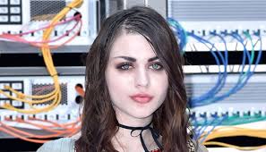 4 Hal tentang Frances Bean Cobain, Bukan Penggemar Nirvana