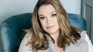 Laura Comrie's Instagram, Twitter & Facebook