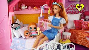 Ayúdala a vestirse para la ocasión buscando el vestido más digno de la realeza y el peinado más elegante. Bebes Lol Surprise Y Mama Barbie Rutina De Noche En Familia Youtube