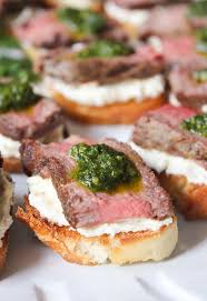 Beef Tenderloin Crostini With Whipped Goat Cheese And Pesto Rezept Fingerfood Fingerfood Rezepte Leckeres Essen