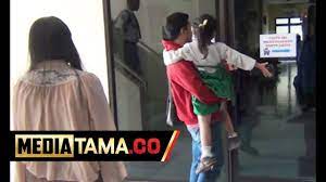 Anak kecil tonton film dewasa di handphone, orangtua tidak peduli. Bejat Kakek 60 Tahun Di Semarang Cabuli Anak Kecil Youtube