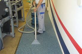 Das shampoonieren eines teppichs ist eine großartige möglichkeit, eine viel gründlichere reinigung zu erzielen als das staubsaugen, und es verlängert die lebensdauer ihres teppichs. Teppichbodenreinigung Teppichservice Taifun