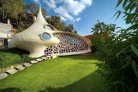 The Seashell House Inspired By Nature Is Inhabited By A Family Of 4 Located In The Suburbs Of Mexico Ci Maisons Folles Maisons Insolites Batiments Insolites