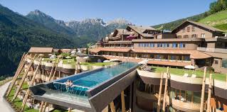 10 Kurztrips Zu Design Pools Von 60 Euro Bis 596 Euro Von Deutschland Bis Sudtirol Hotel Hubertus Hotel Osterreich Hotel Sudtirol