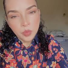 Loro agradecido regala sus plumas a sus rescatistas #infómanos #transmedia  #loro #rescatistas