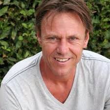 Paul Kuiper على X: "#DroomhuisGezocht ik heb er wel moeite mee dat  volwassen mensen een aap in een rugtas vragen om hun mening of ze het huis  moeten kopen of niet. Wat