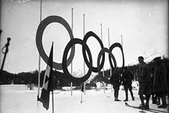 El logo de los juegos olímpicos de invierno de 1968 representa un cristal de nieve flotante rodeado por tres rosas estilizadas sobre los anillos olímpicos de un solo color (en había otras cinco sedes alrededor de grenoble que se utilizaron como sedes deportivas para los juegos olímpicos de 1968. Juegos Olimpicos De Sankt Moritz 1928 Wikipedia La Enciclopedia Libre