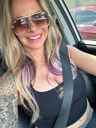 Lori Sansom's Instagram, Twitter & Facebook