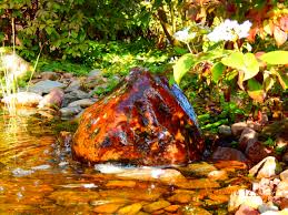 Findling Fur Gartenteich Mit Dunnem Steinbohrer Vorsichtig Vorgebohrt Und Anschliessend Mit Einem 50 Mm Bohrer Durchgebohrt V Garten Sprudelstein Teichpumpen