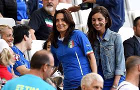 I due si sono sposati pochi anni fa, ma si amano da tanto. Antonio Conte S Wife Elisabetta Muscarello Spotted Crying During Chelsea 4 Watford 3 Illuminaija