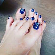 いつもは赤ネイルですが たまには青ー o o 青ネイルに水色グリッターでキラキラさせて セリアで買った星座のネイルシールとラインストーンシールでさらにキラキラ わかるかわからないかくらいにゴールドのマニキュアちょんちょんとおいてさらにキラキラ 足の指