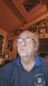 Humeur de Gribouille Elle me paraissait si vieille Dans cette pièce sombre,  Ou seule une lampe de veille Se battait contre la pénombre. Sous son halo  quasi inexistant trônait une grande table