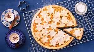 Using simple pantry ingredients, this cake is easy to whip up for a spontaneous afternoon kaffee und kuchen! Winterlicher Apfelkuchen