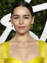 I often see people say Emilia Clarke couldn't play Q'ira in the Book of  Boba or would have to be aged up. This is not the case. Q'ira is 40 by 9