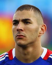 Benzema und die halbe frisur karim benzema weist gerüchte über ein schlechtes verhältnis zu jose mourinho zurück. Aroca Tv Karim Benzema Inspired Haircut By Aroca Tv Facebook