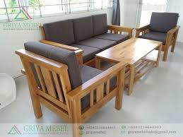 Untuk contoh set kursi tamu berikut ini lebih ditujukan kepada anda yang berusaha membangun kesan santai di ruang tamu dalam rumah anda. Kursi Tamu Sofa Jati Seri Jakarta Griya Mebel