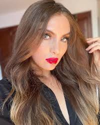 Jamás subestimes el poder de unos labios pintados de rojo”. 💋🌹🤣🥲  #makeupbyme