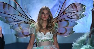 She has also been working closely with unicef, with her most recent fundraising effort for the organization being a. Mihalik Eniko Szerint Jo Szulok Lesznek Es New Yorkba Koltoznek Ez A Lenyeg