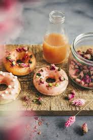 Donuts Aux Pommes Et Glacage Colore Fraise Basilic Fraise Basilic Photographie Culinaire Alimentation