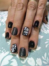 Es hora de conocer cuáles serán las uñas 2021 que más vamos a ver y cuáles son los diseños de uñas que están más de moda. Pin De Lesley Caldera Anaya En Unhas Decoradas Unas Negras Decoradas Unas Elegantes Y Sencillas Disenos De Unas Pies