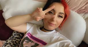 What are some beginner-friendly and affordable graphic eyeliner products  for alternative makeup looks?