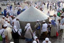 Nabi ibrahim as diperintahkan oleh allah untuk membawa isterinya,siti hajar dan puteranya,nabi ismail as ke lembah makkah,baginda menempatkan isteri dan anaknya di sebuah pohon kayu yang lebat.ditinggalkan di tempat yang sunyi dan keadaanya yang tandus. Keringnya Sumur Zamzam Dan Nazar Kakek Rasulullah Saw Republika Online
