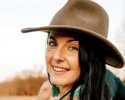 Ellen Gamble's Instagram, Twitter & Facebook